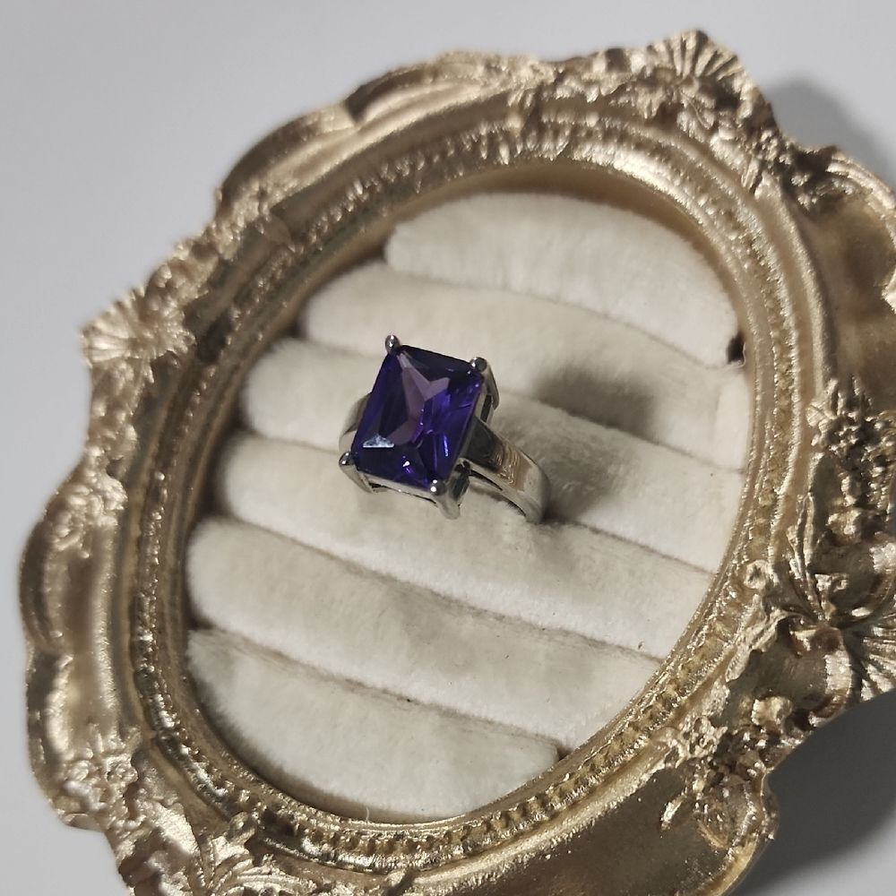 Elegant Purple Center Silver Ring Size 6.75